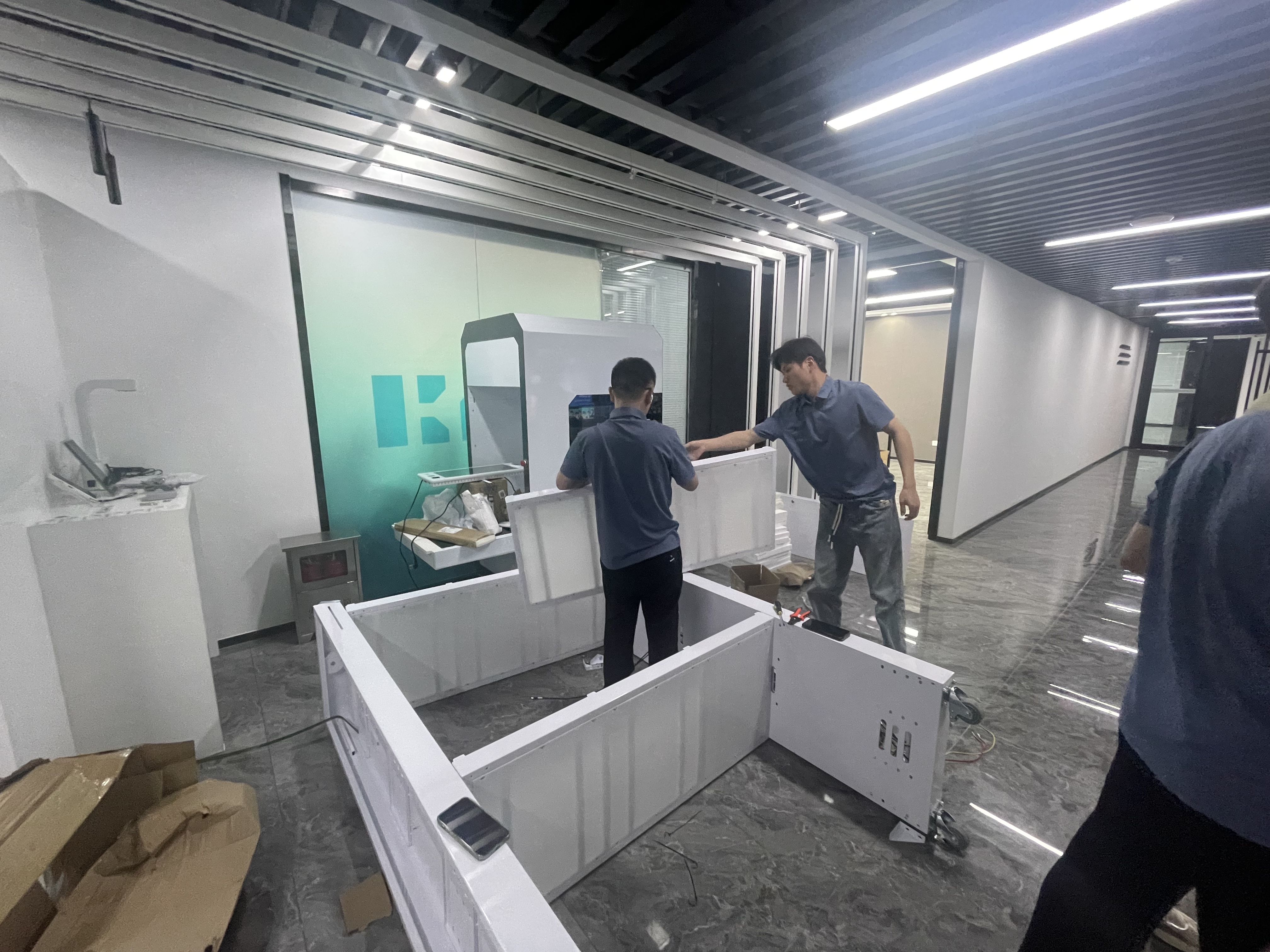<strong>携手共进,柯盈助力柯诺物联展厅 RFID 货架组装</strong>